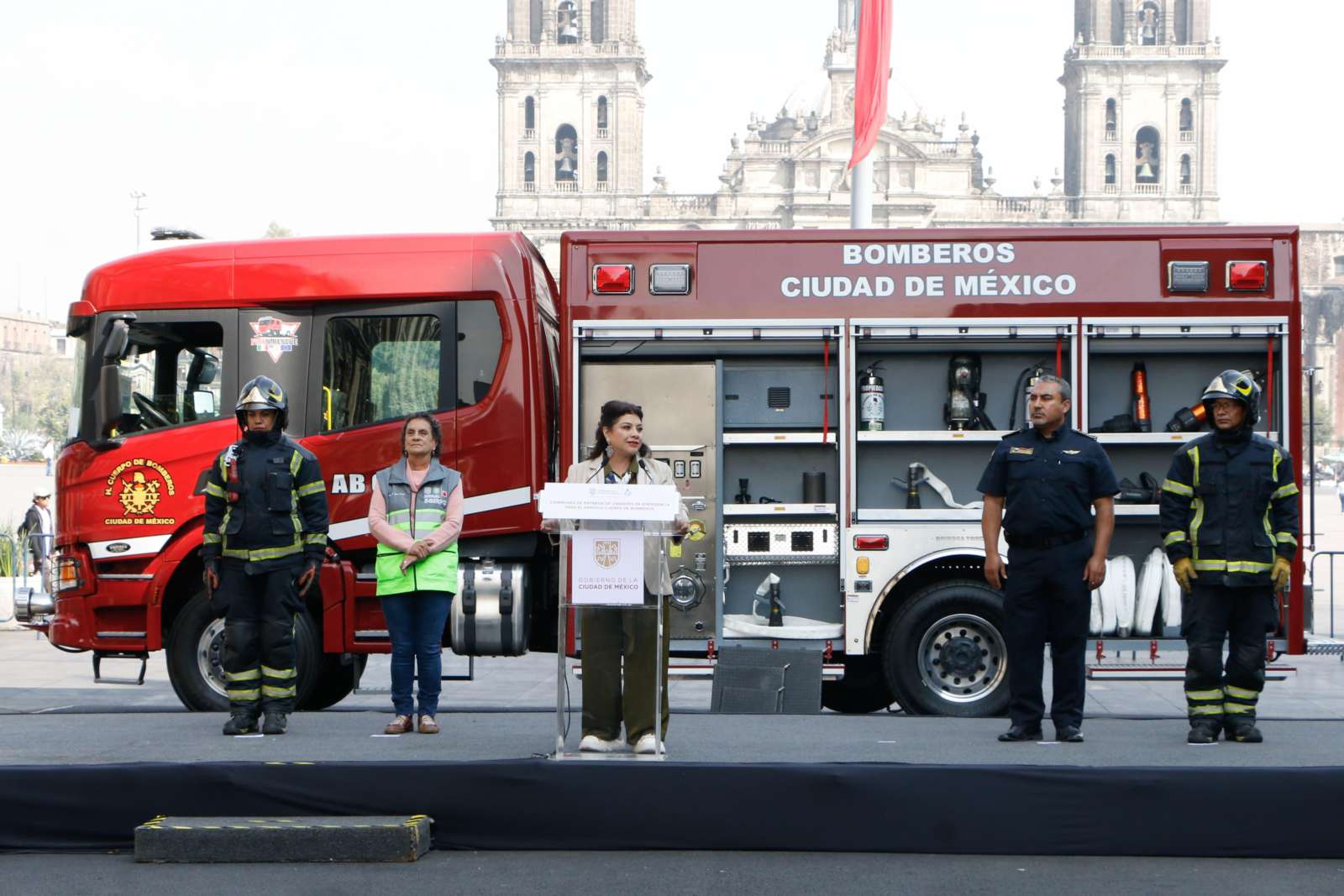 Brugada refuerza labor de Bomberos; entrega 11 unidades de emergencia