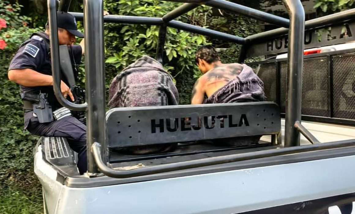 Linchamiento en Huejutla, retienen a dos presuntos ladrones