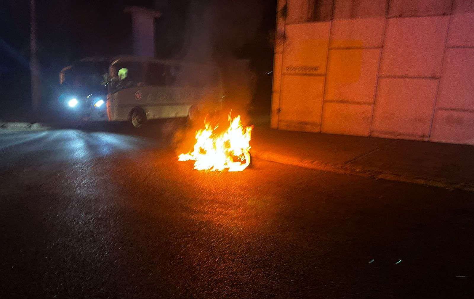 Incendio de motocicleta en la México – Pachuca: bomberos controlan el fuego