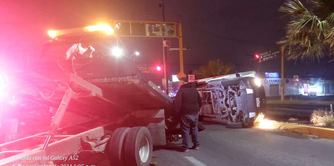 Carretera México-Pachuca: camioneta de carga choca y vuelca por pasarse el semáforo