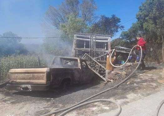 Zimapán: fuego consume dos camionetas en accidente vial