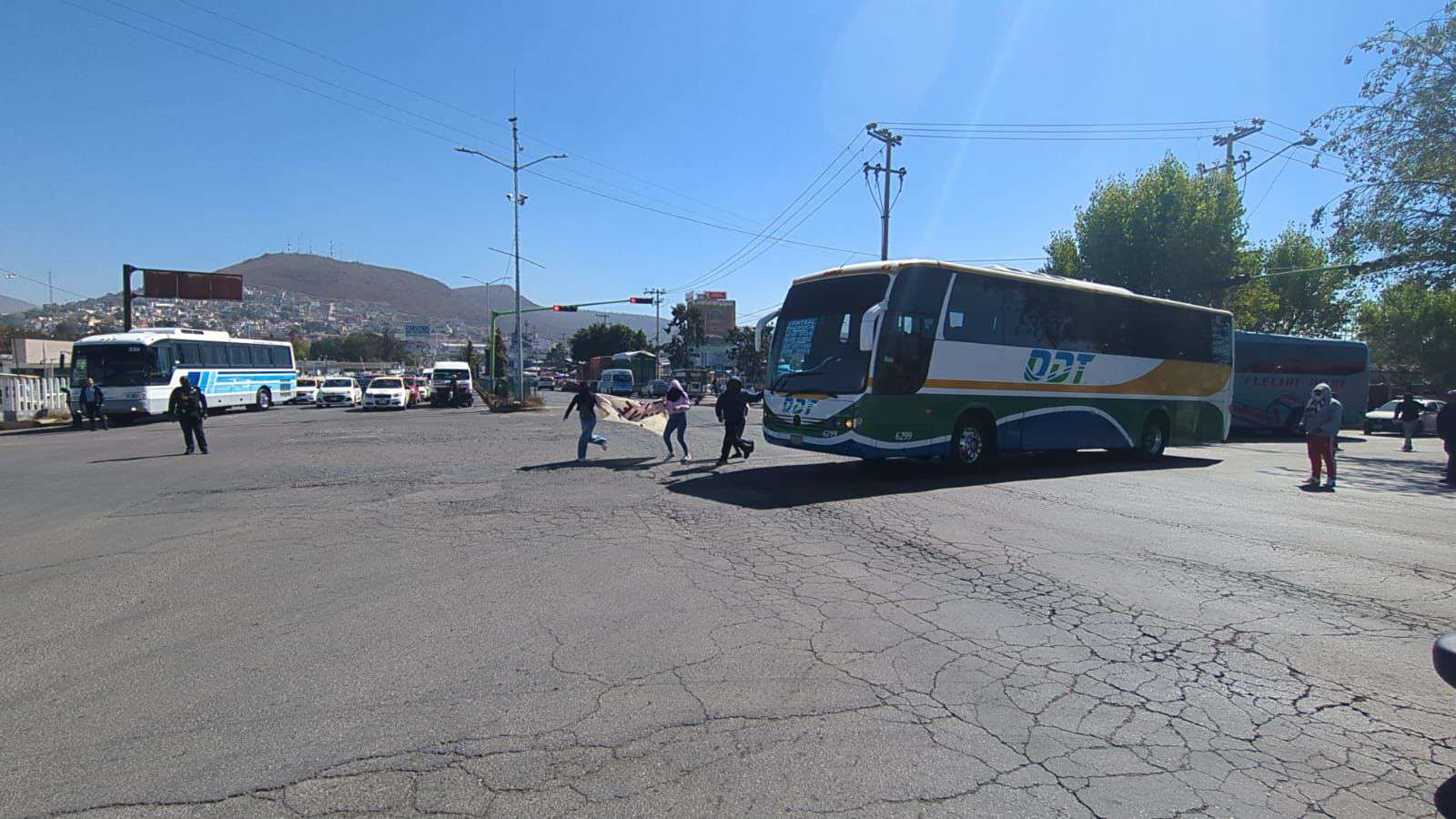 Normalistas de El Mexe se vuelven a manifestar en Pachuca; bloquean entrada a la Central de Autobuses