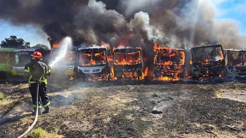 Tula: incendio en almacén de autobúses deja ocho vehículos calcinados