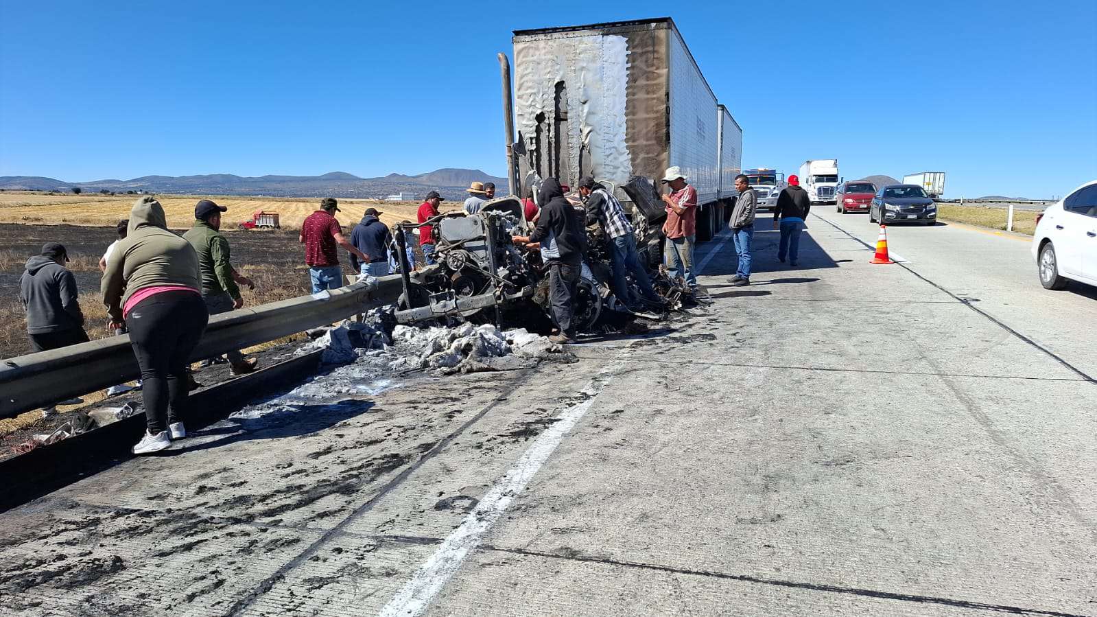 Se incendia tráiler en autopista Arco Norte, investigan causas