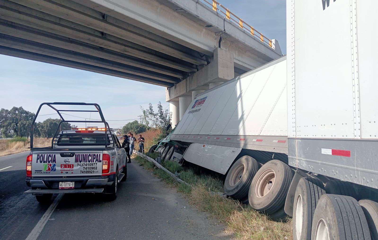 Reportan accidente de tractocamión en la carretera México-Pachuca