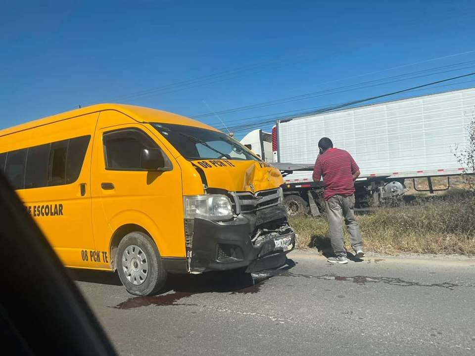 Accidente en la carretera Pachuca-Sahagún: choca combi escolar