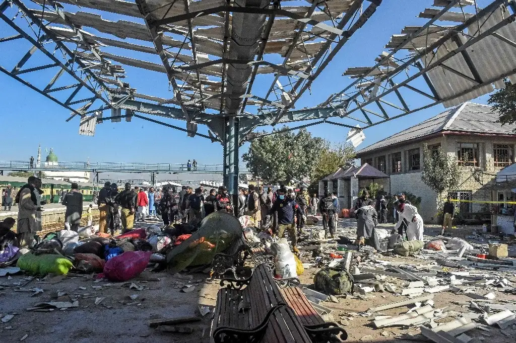 Atentado suicida en estación de tren de Pakistán; 26 muertos y 62 heridos