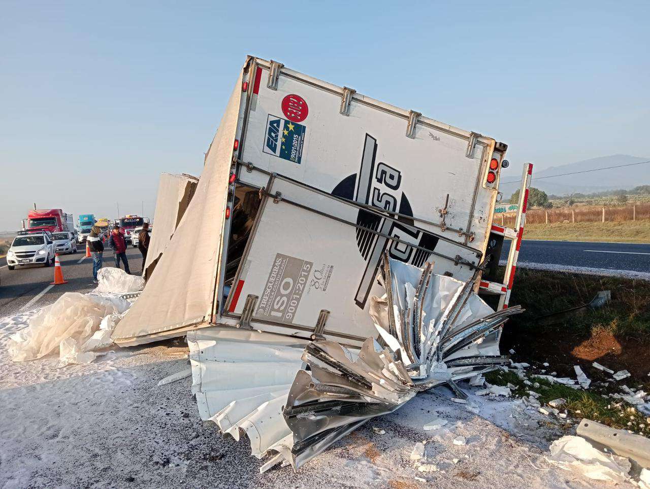 Autopista México-Tuxpan: vuelca camión de carga; hay cierre parcial