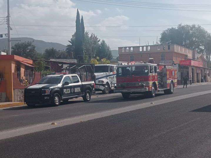 Pipa cargada con combustible se estrella contra casa en Ixmiquilpan