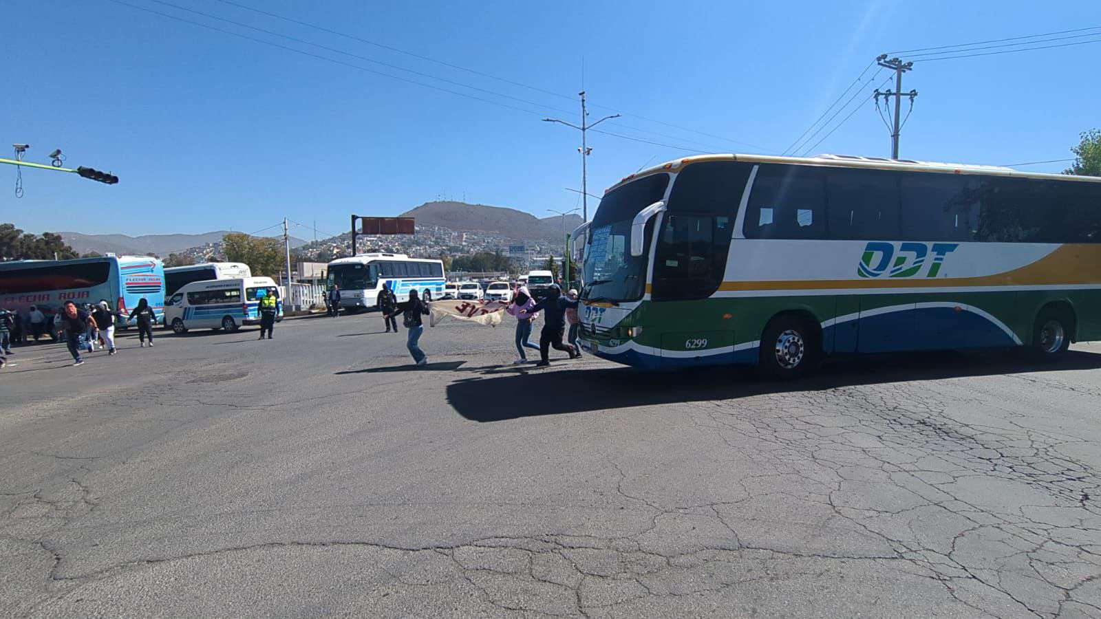 Bloqueo en la central de autobuses de Pachuca por estudiantes del Mexe