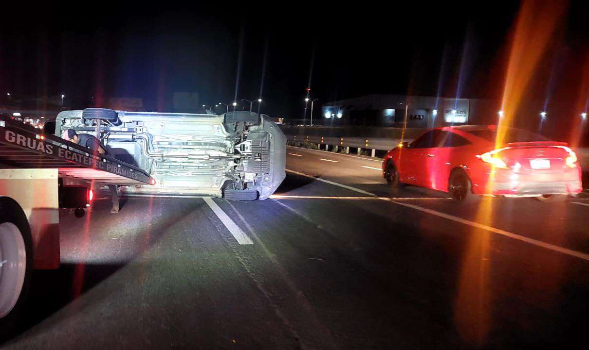 Choque entre auto y camioneta deja daños materiales en autopista México-Pachuca