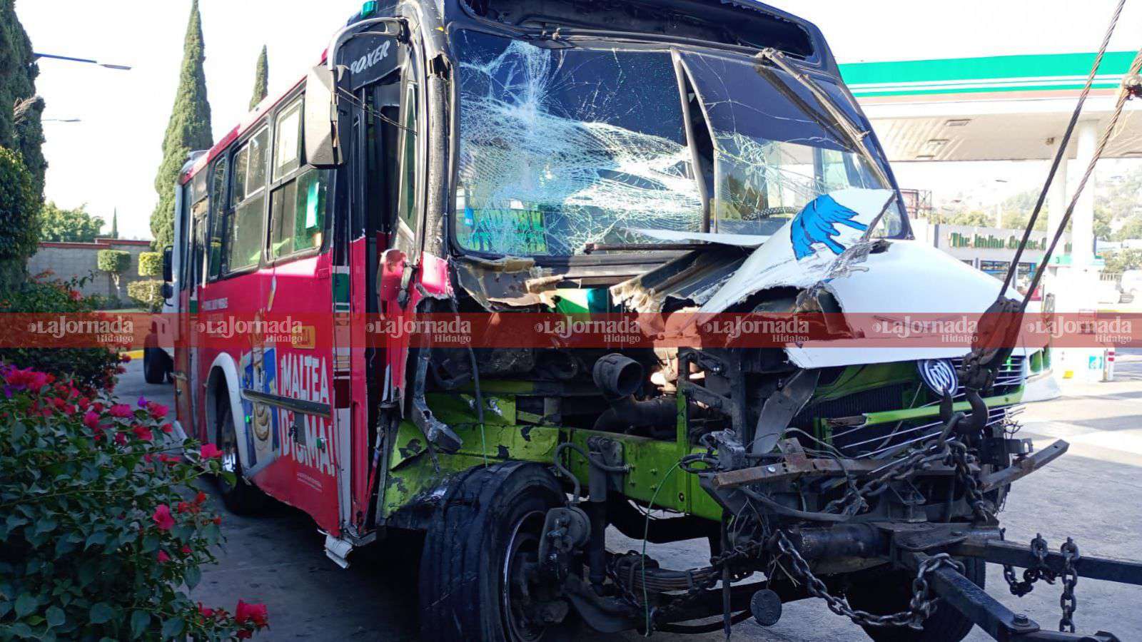 Autopista México-Pachuca: camión de transporte público choca contra tráiler