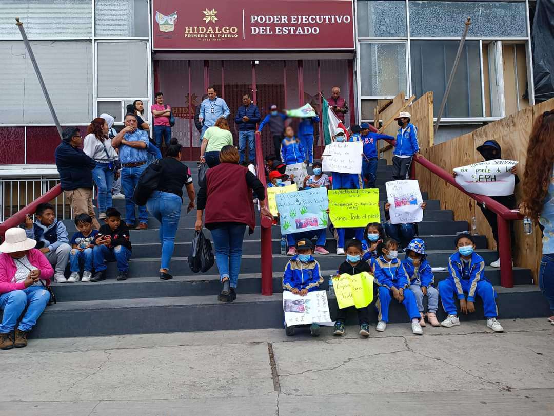 Estudiantes de primaria en Dengantzha toman clases en línea por conflicto en predio