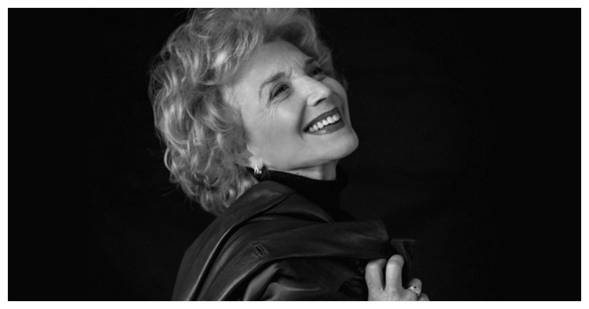 Almodóvar dedica emotivo mensaje de adiós a Marisa Paredes