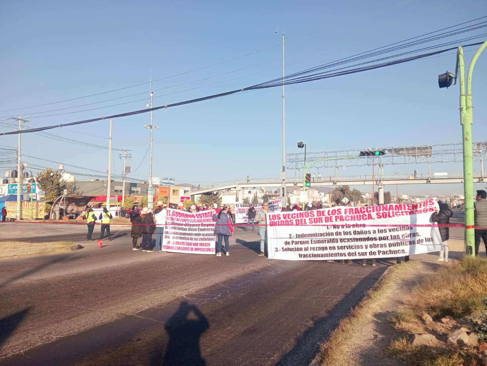 Temina bloqueo en bulevar Santa Catarina: policía retira manifestación contra albergue