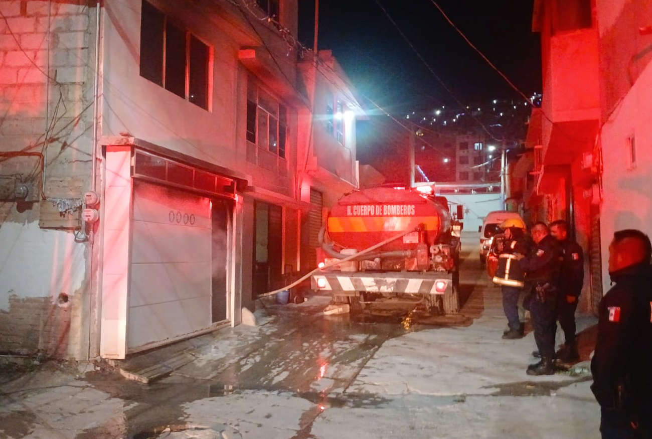 Pachuca: bomberos rescatan a adulto mayor de incendio en la Felipe Ángeles