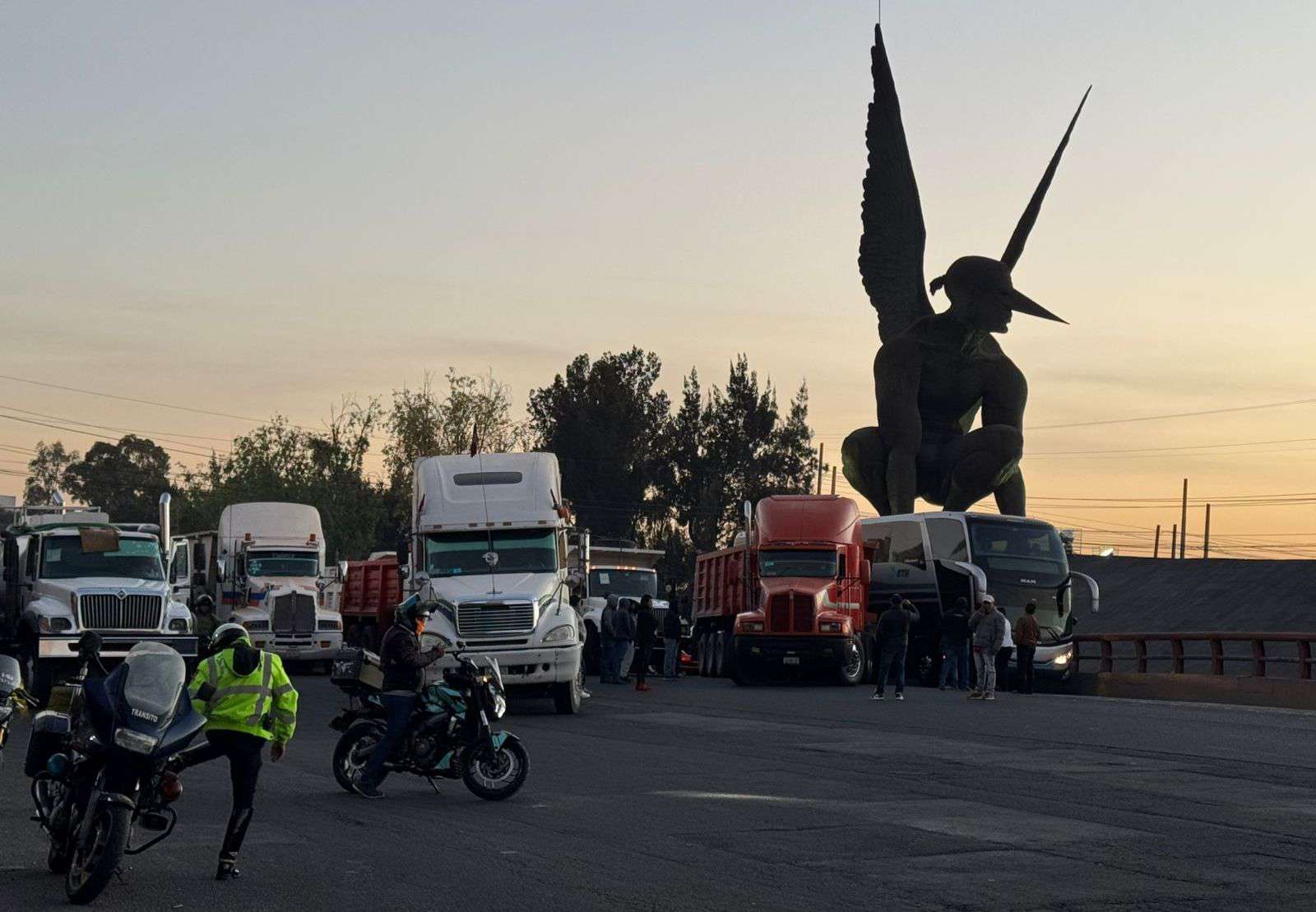 ¡Toma rutas alternas! Hay bloqueo en la México-Pachuca