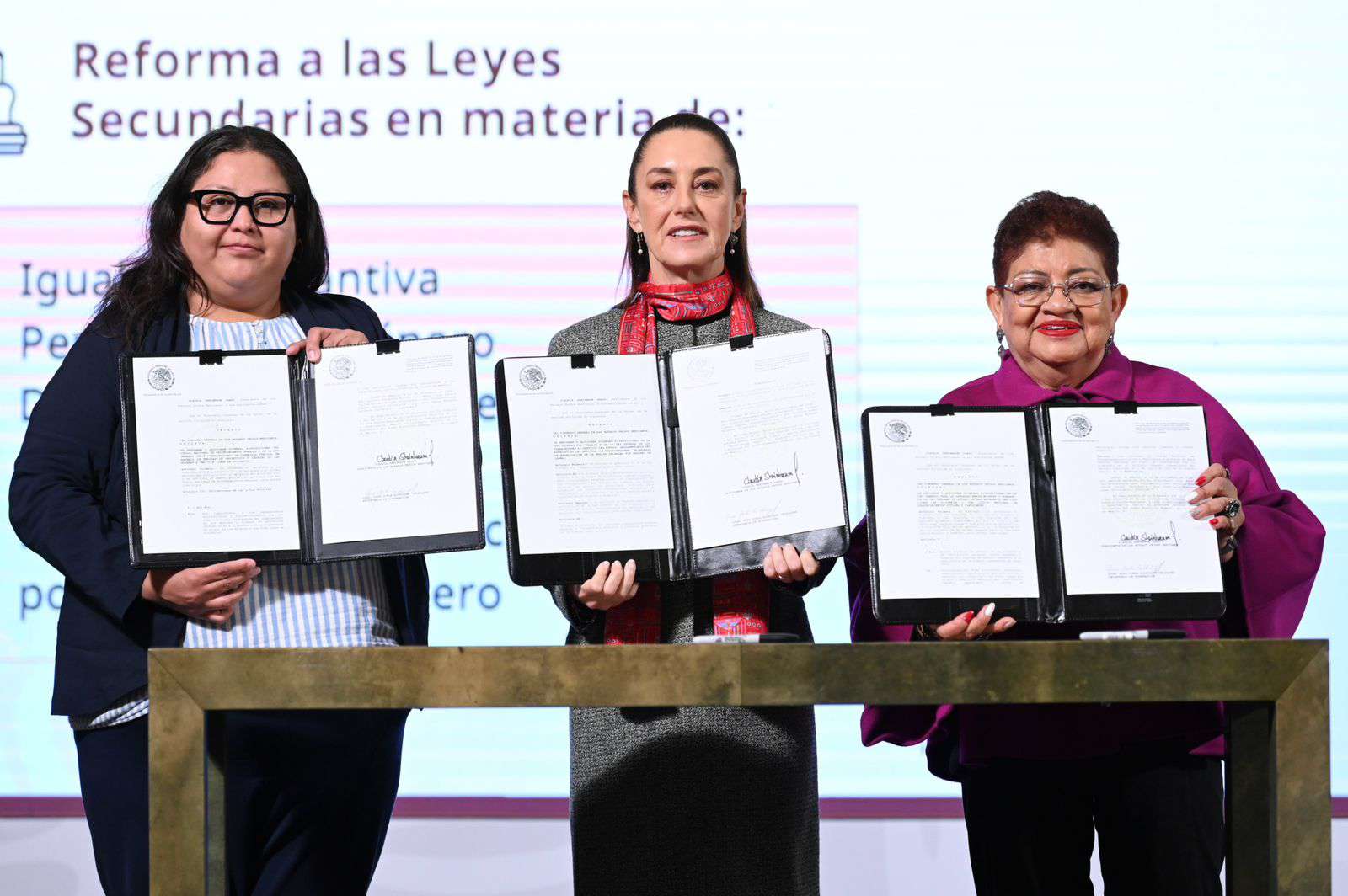 Firma Claudia Sheinbaum decreto sobre leyes para proteger a las mujeres en México