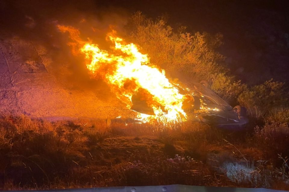 Carretera México-Tuxpan: BMW se incendia tras caer a barranco