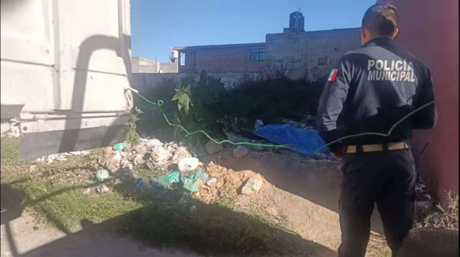 Encuentran a un hombre sin vida en un predio baldío en Tulancingo