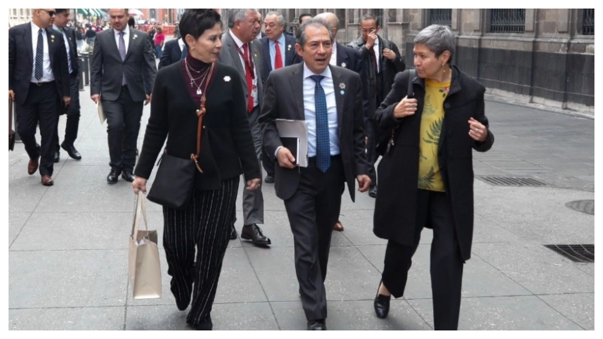 Claudia Sheinbaum recibió a cónsules y embajadores en Palacio Nacional ante amenazas de EU sobre deportaciones masivas de migrantes.