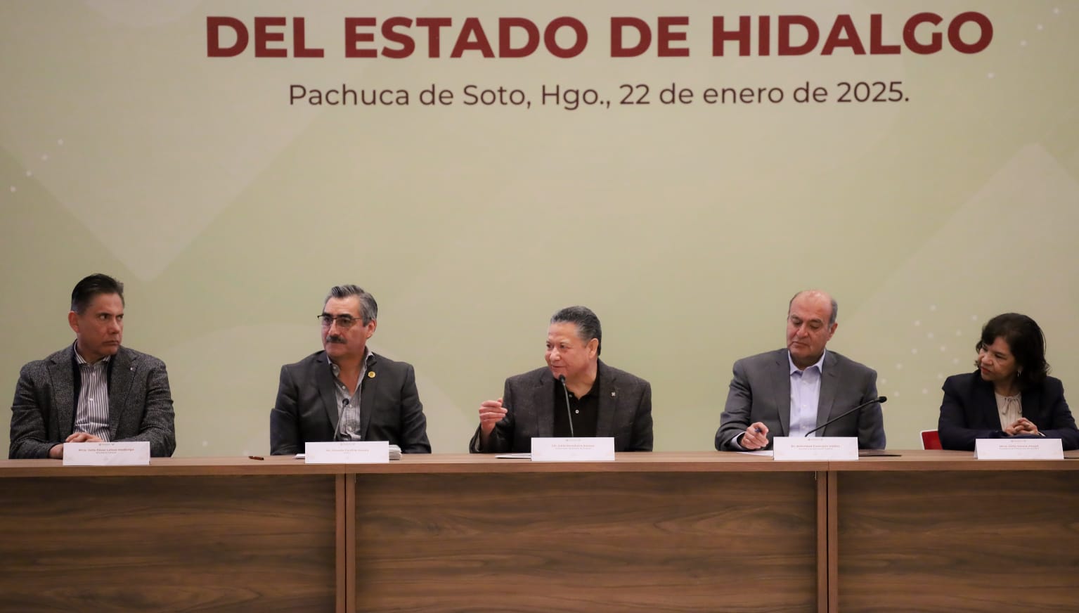 El gobernador Julio Menchaca apuesta por la unión entre gobierno, academia y empresas para impulsar el empleo en Hidalgo.