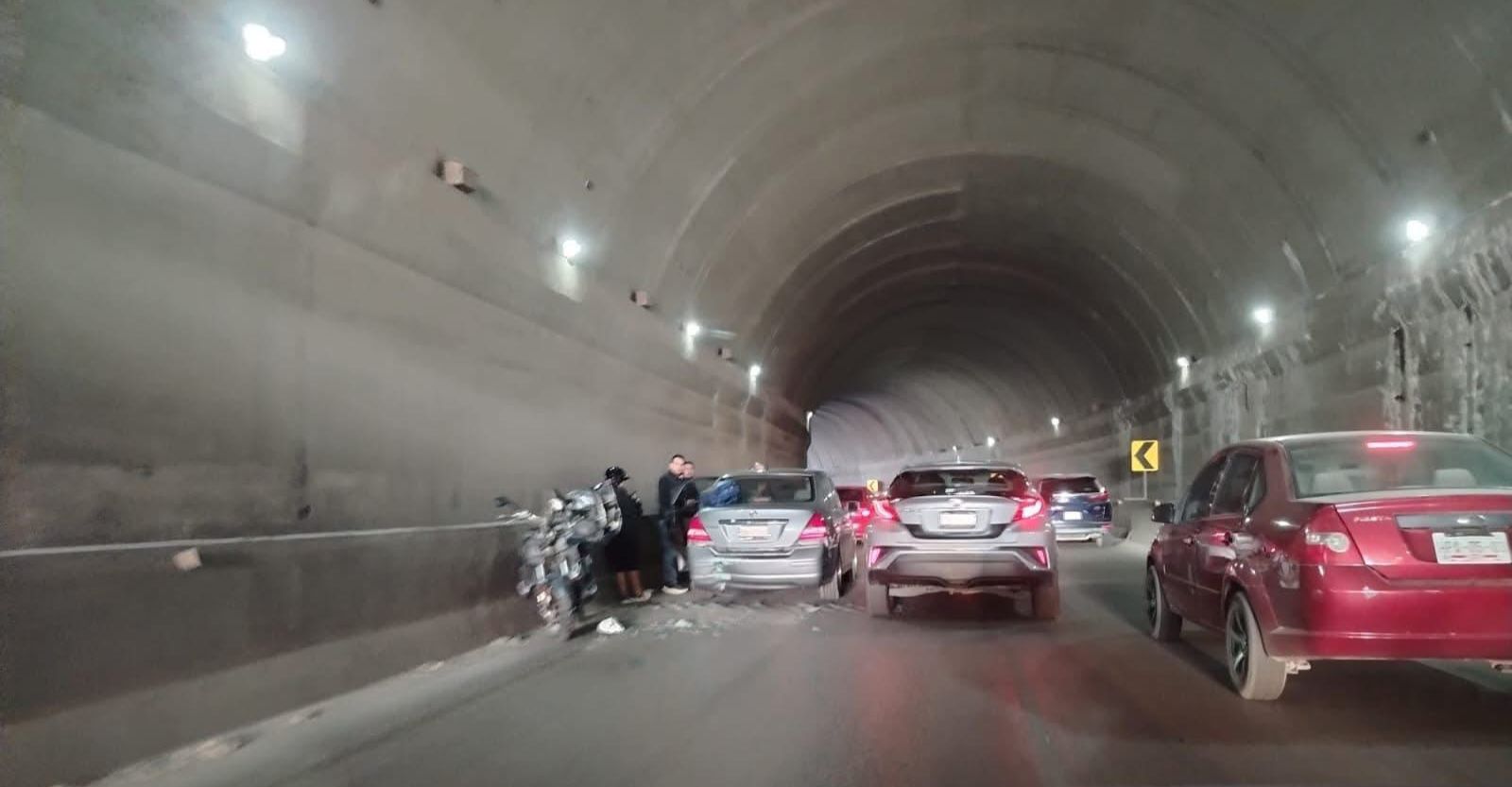 Tráfico lento por accidente en túnel Independencia, Mineral de la Reforma