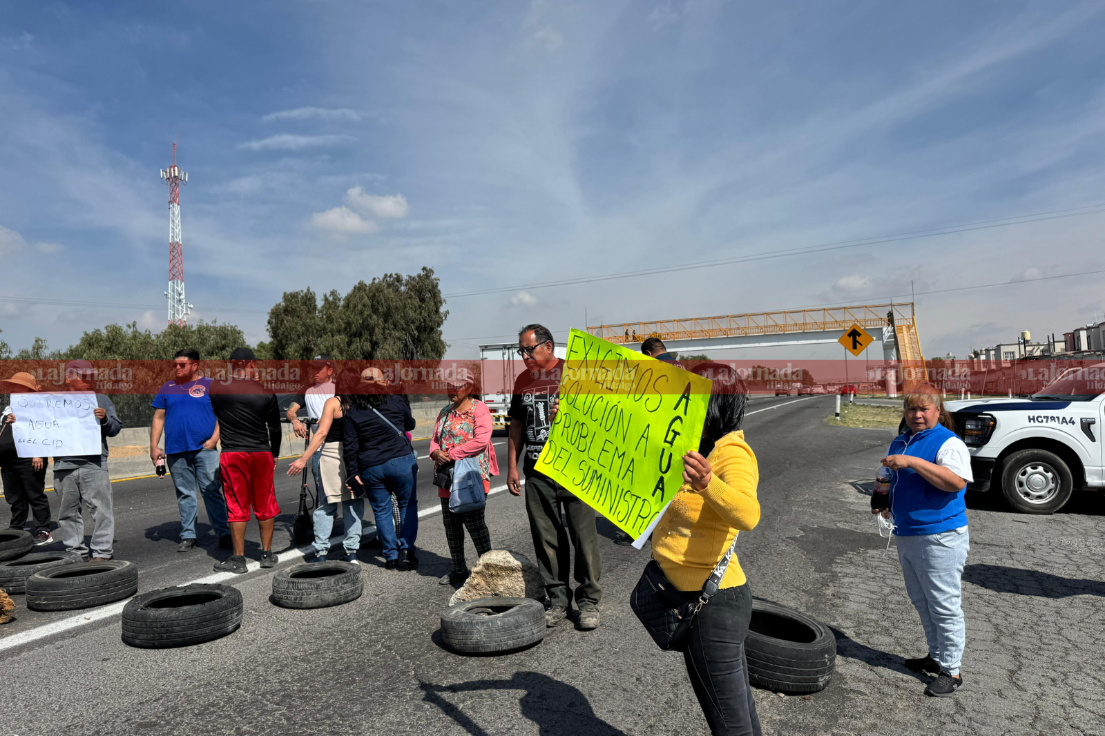 Bloqueo en la México-Pachuca: Exigen agua en la colonia El Cid.