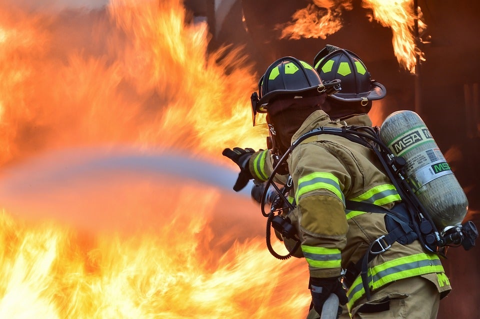 Incendio en Tulancingo deja un adulto mayor herido y destruye una vivienda.