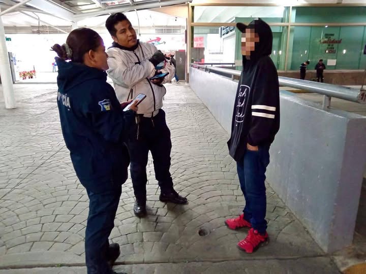 Policía Violeta auxilia a menor extraviado en la Central de Autobuses de Pachuca.