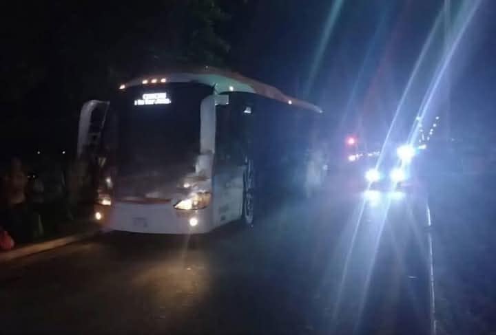 Carretera La Misión-Zimapan: dejan piedras en el camino y asaltan autobús de pasajeros; un herido