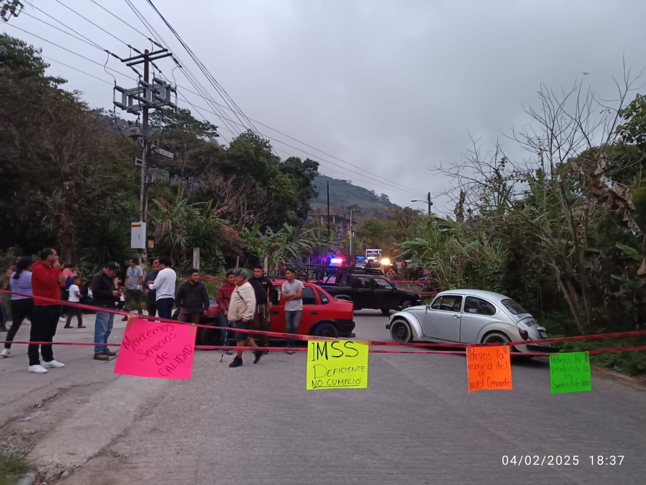 Exigen médico en su unidad de salud: pobladores de Huehuetla mantienen un bloqueo carretero.