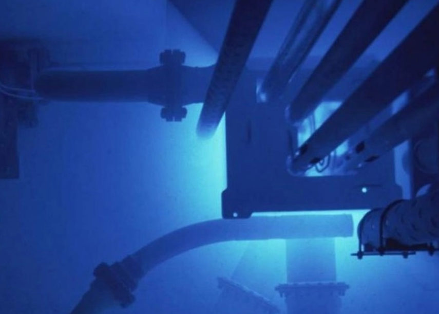 Crean batería que convierte desechos nucleares en electricidad con luz