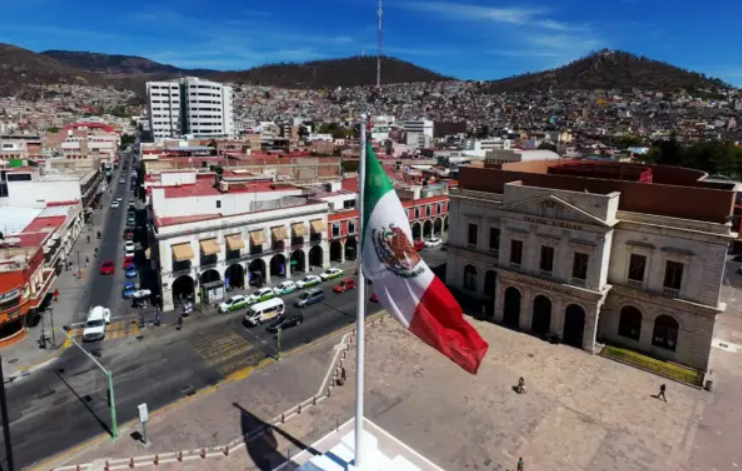 ¿Se trabaja el lunes 24 de febrero? Esto dice la ley sobre el Día de la Bandera