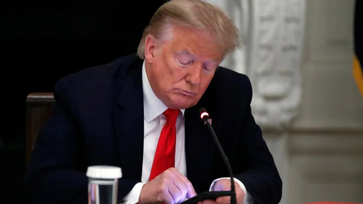 "China también tendrá que pagar un arancel adicional de 10% en esa fecha", agregó Trump.