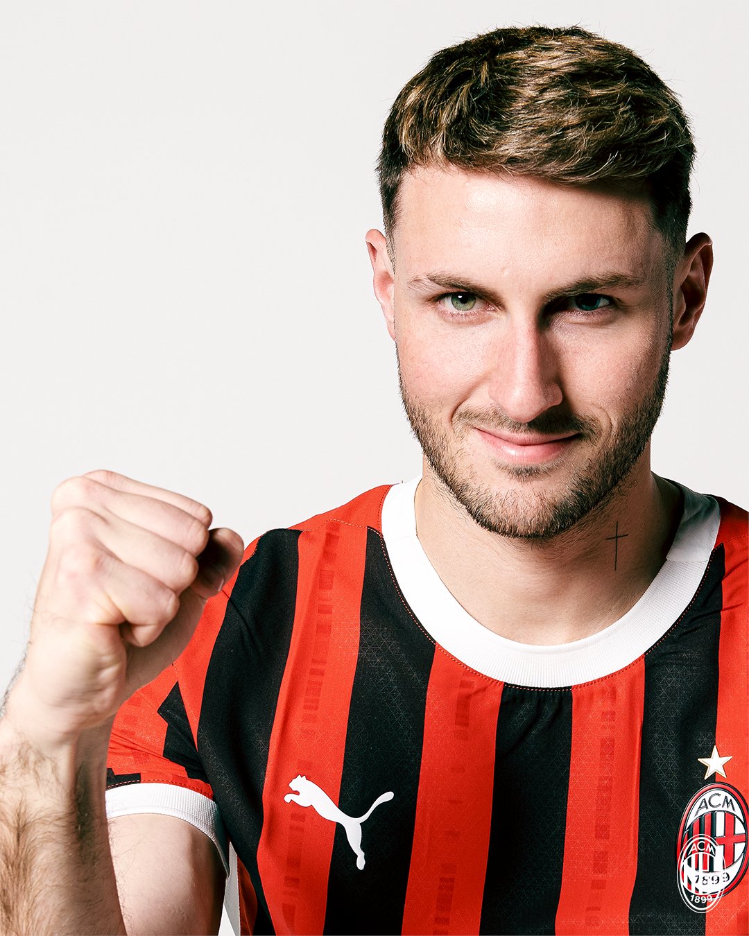 AC Milan presenta oficialmente a Santiago Giménez como su nuevo delantero