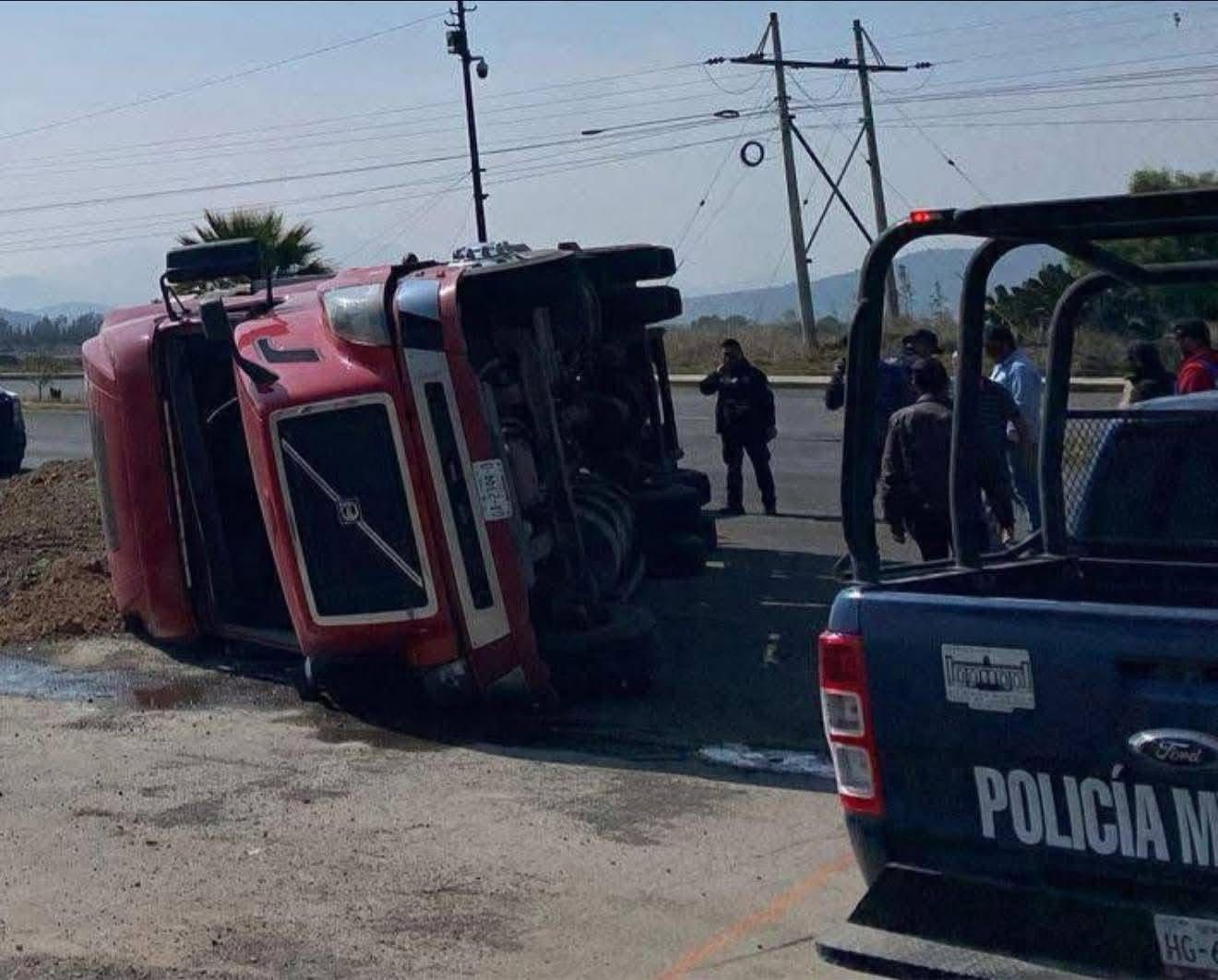Volcadura de tráiler en Villa de Tezontepec moviliza a cuerpos de emergencia