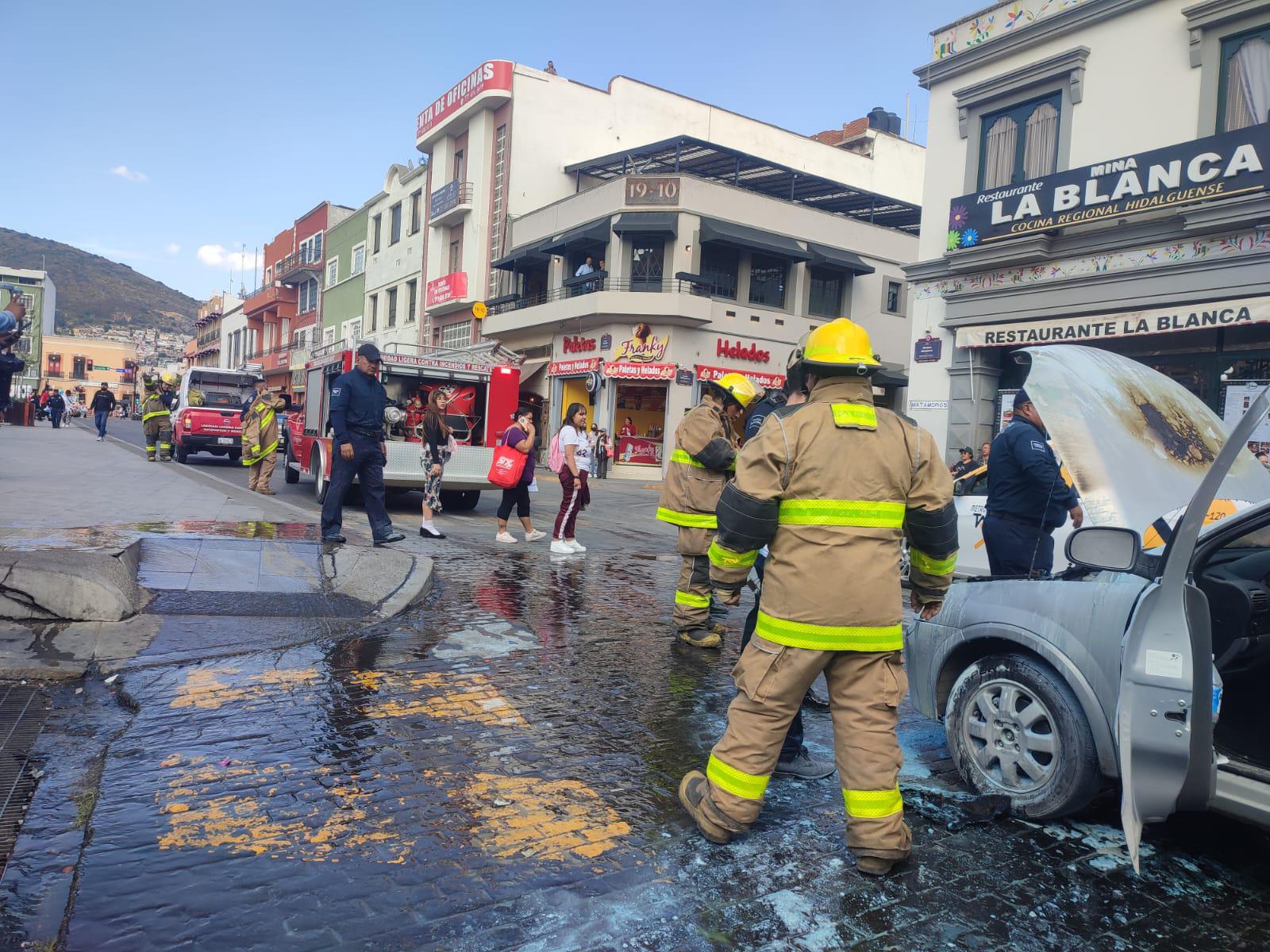 ¡Rápida intervención evita tragedia! Policía y ciudadanos sofocan incendio en Pachuca