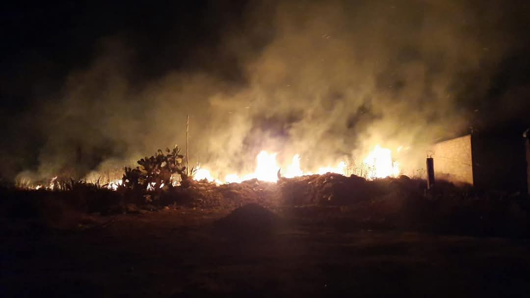 Actopan: Bomberos sofocan fuerte incendio en lote baldío del Nogal