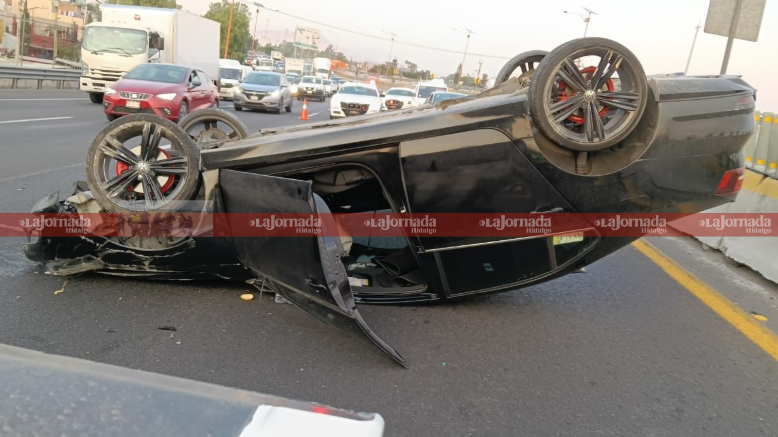 Accidente en la autopista México-Pachuca: volcadura genera caos vehicular