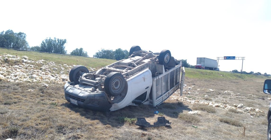 Volcadura en la autopista México-Tulancingo: conductor herido tras perder el control de su camioneta.