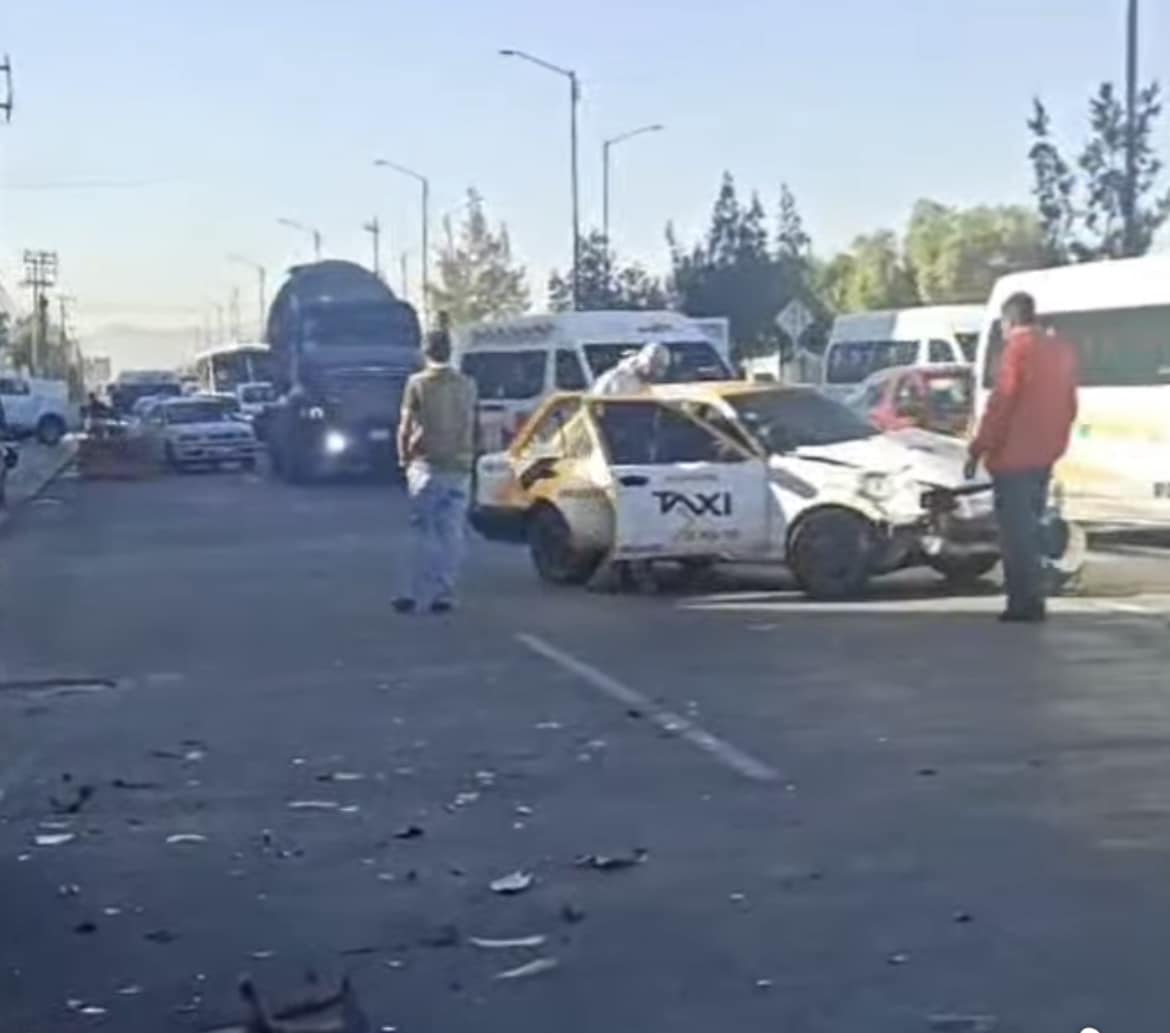 Carretera Pachuca-Sahagún: Choque entre taxi y combi del servicio público deja lesionados