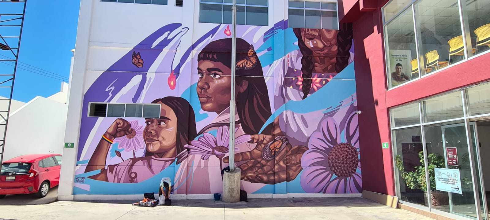 Plasman mural en edificio de la PGJEH: “Para mí el arte es mi voz”, afirma Victoria Akino