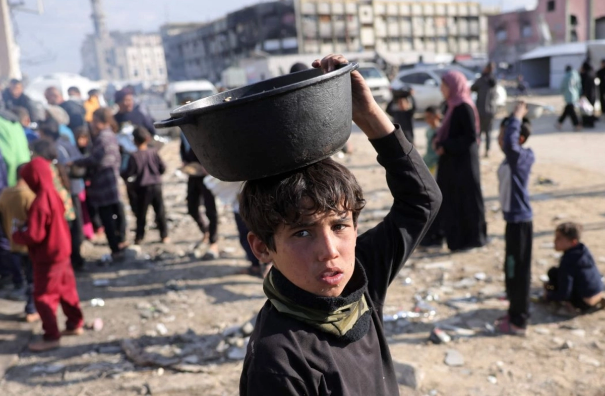 Niño palestino en Gaza tras ataques israelíes.