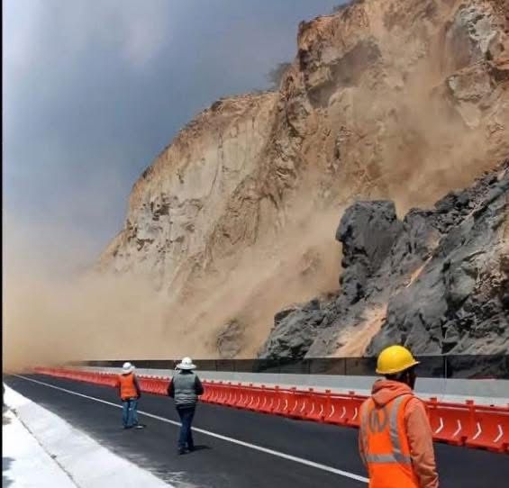 Cerro se desgaja en la carretera Real del Monte-Huasca