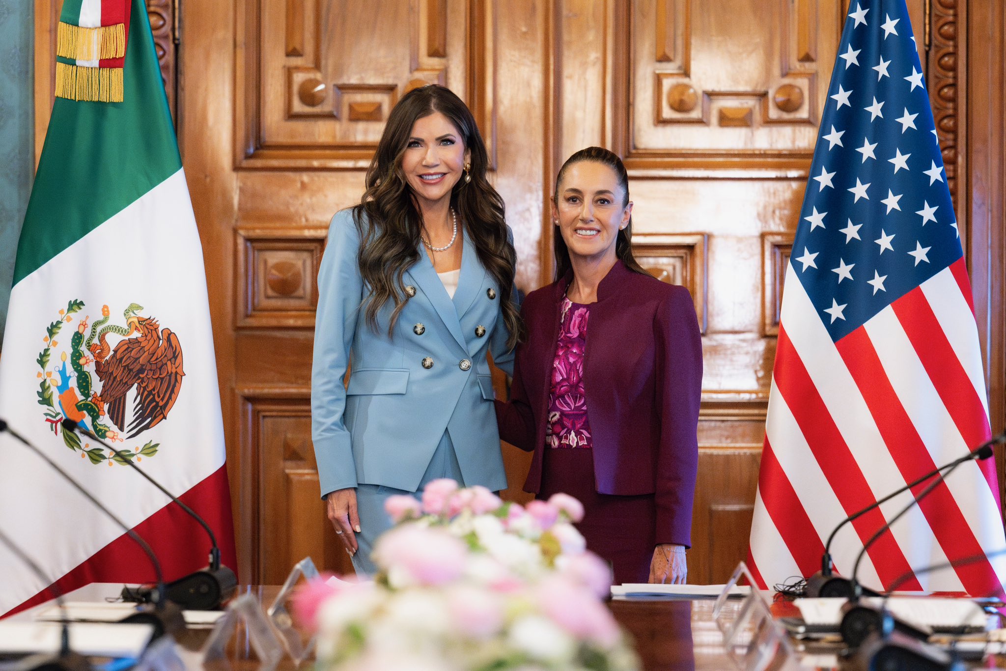 Kristi Noem y Claudia Sheinbaum abordan seguridad fronteriza y cooperación bilateral durante reunión en Palacio Nacional