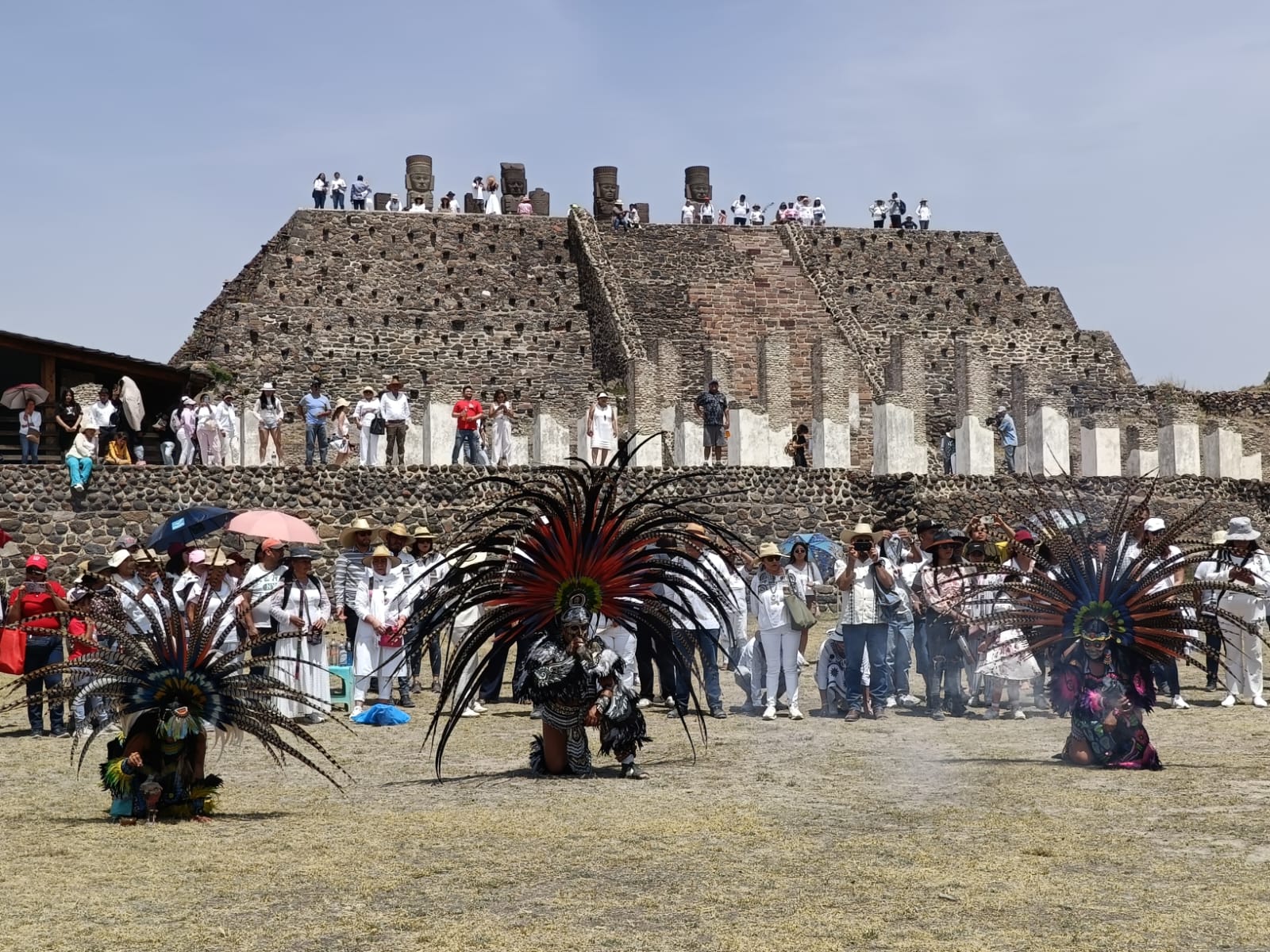 Zona Arqueológica de Tula: cientos de personas recargan energías y reciben la primavera 2025 | Galería