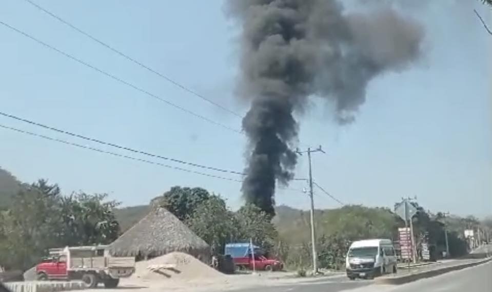 Incendio en Huejutla por quema de llantas genera movilización de emergencias
