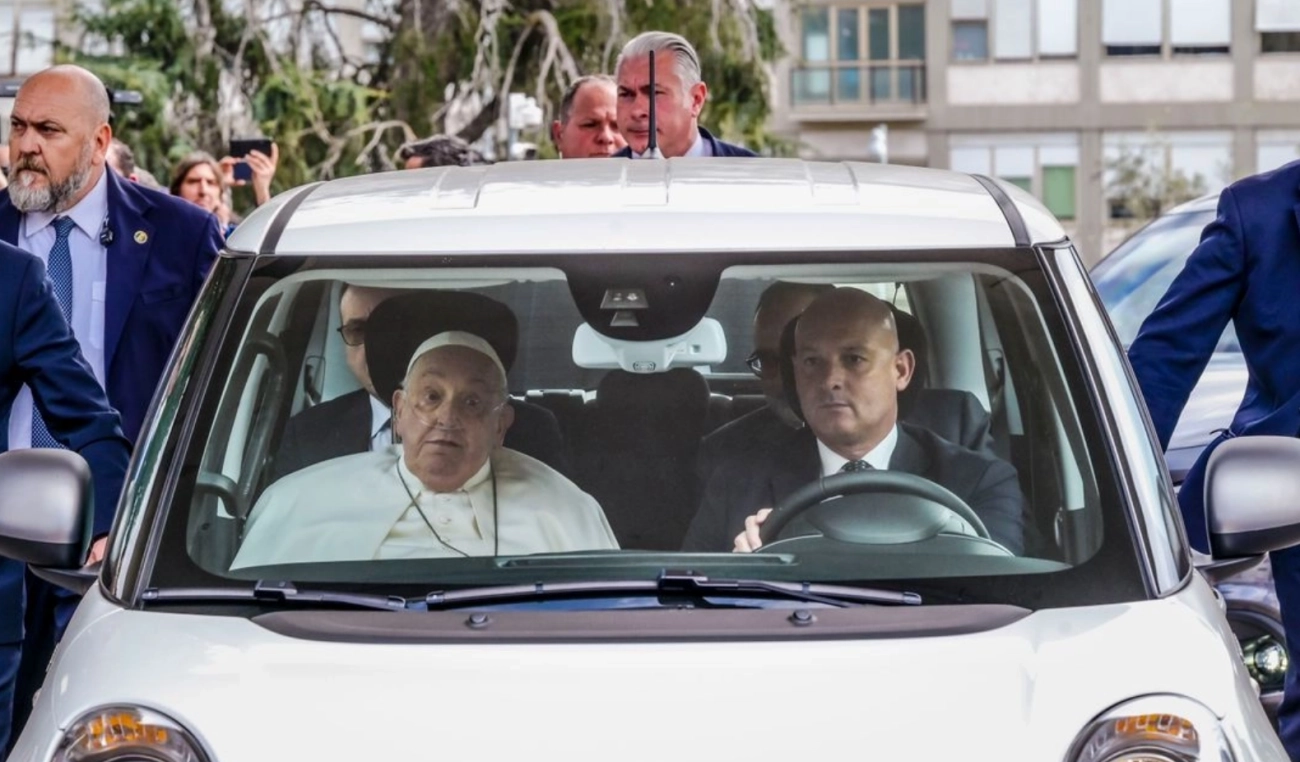 Un frágil papa Francisco regresó al Vaticano tras cinco semanas hospitalizado