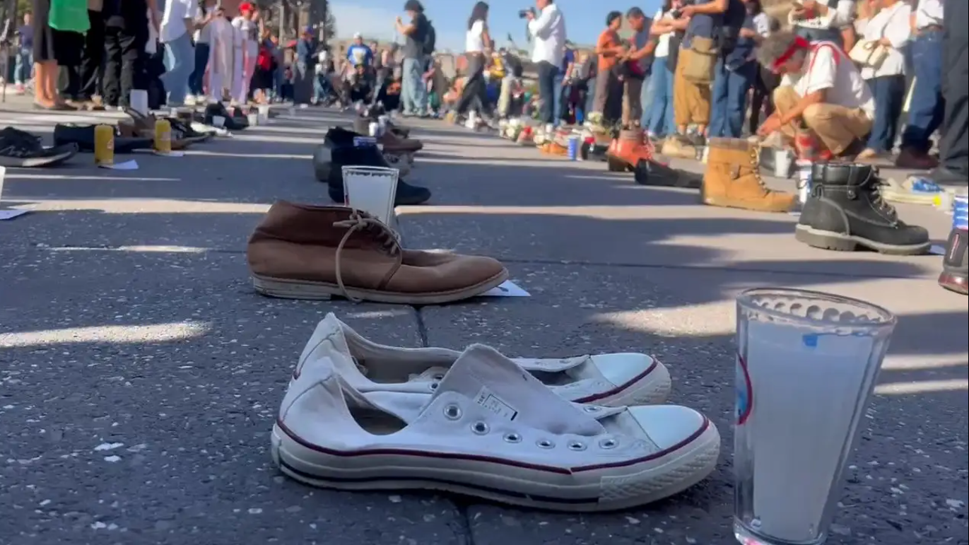 Rinden luto nacional por víctimas de Teuchitlán en el Zócalo de CDMX